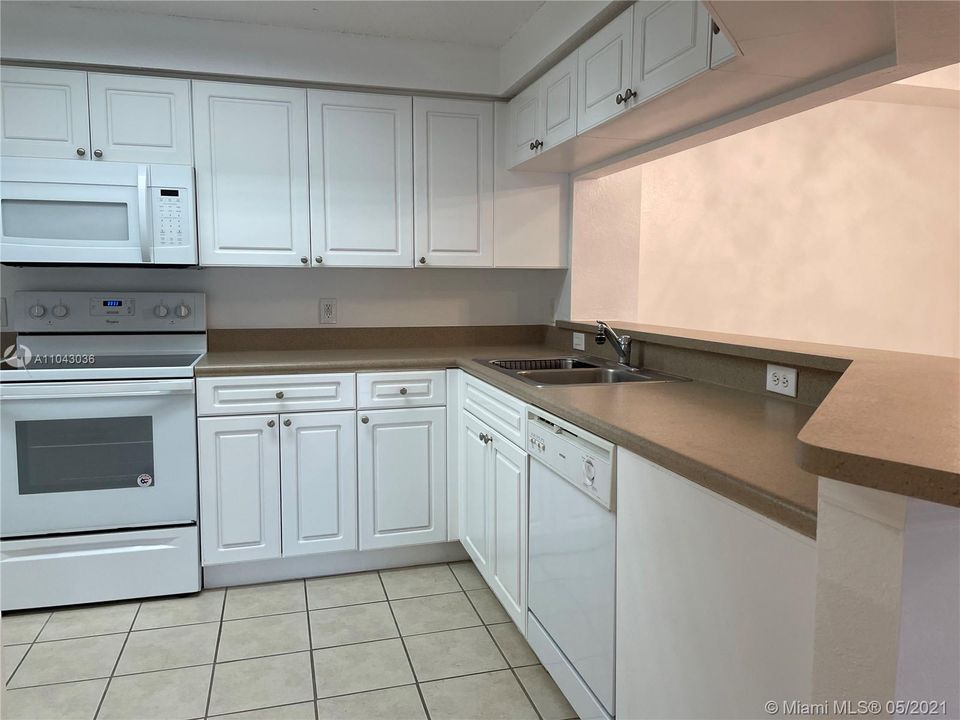 Recently Rented: $1,550 (1 beds, 1 baths, 872 Square Feet)