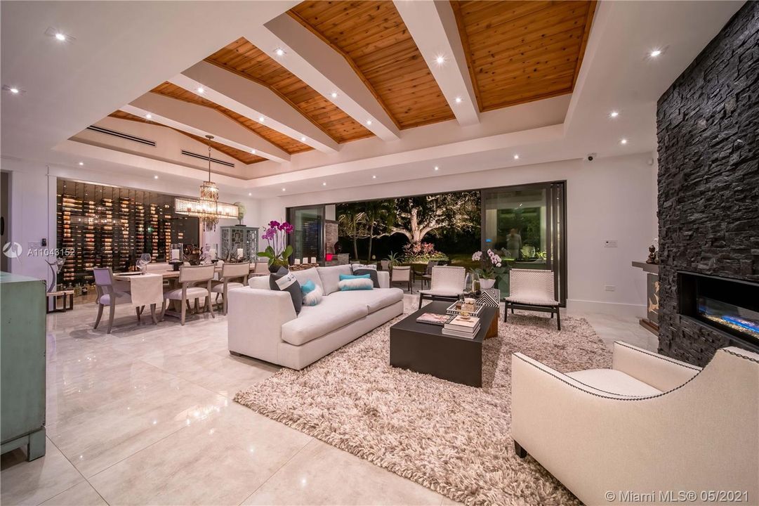 Vendido Recientemente: $3,800,000 (6 camas, 6 baños, 5490 Pies cuadrados)