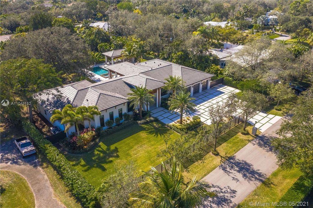 Vendido Recientemente: $3,800,000 (6 camas, 6 baños, 5490 Pies cuadrados)