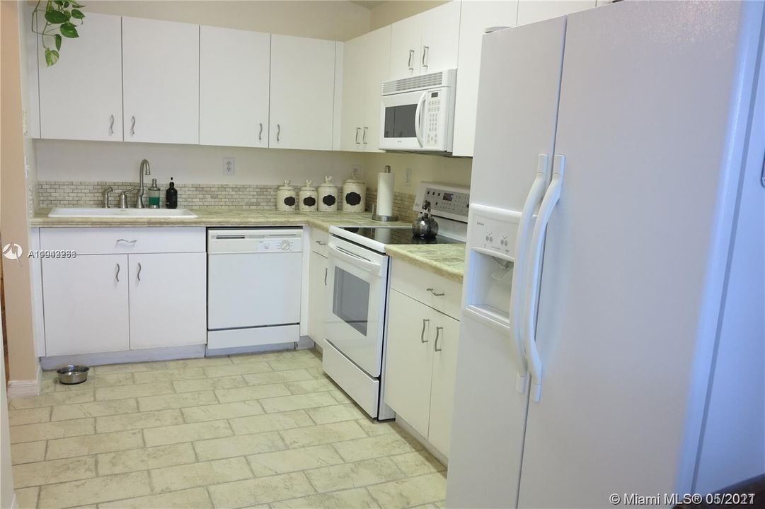 Recently Rented: $2,700 (3 beds, 2 baths, 1386 Square Feet)