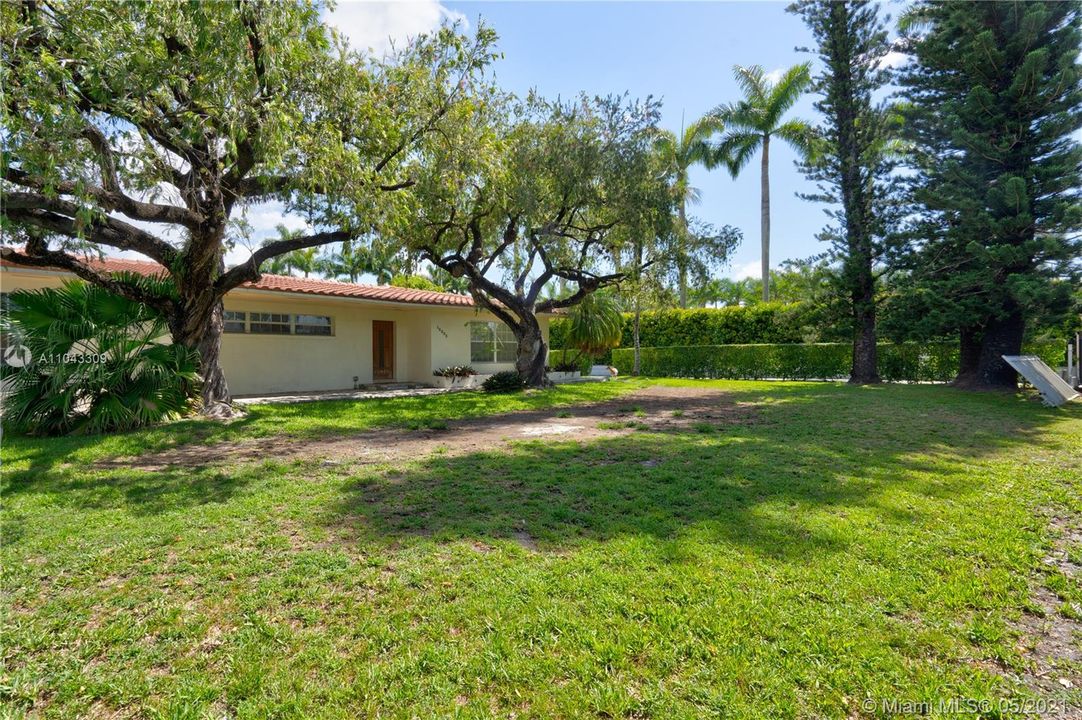 Recently Sold: $1,600,000 (3 beds, 2 baths, 1819 Square Feet)