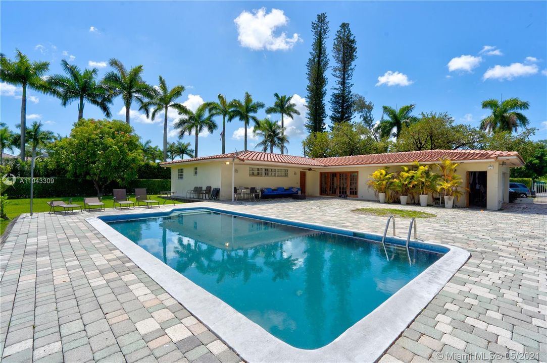 Recently Sold: $1,600,000 (3 beds, 2 baths, 1819 Square Feet)