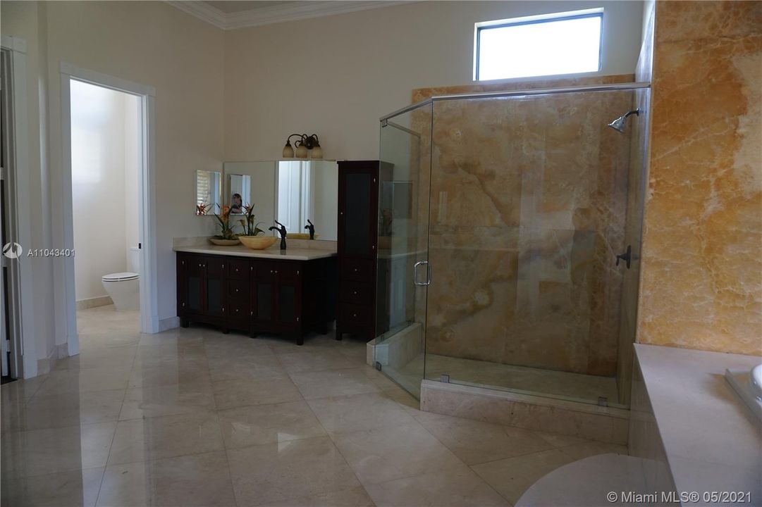 最近售出: $2,400,000 (5 贝兹, 6 浴室, 0 平方英尺)