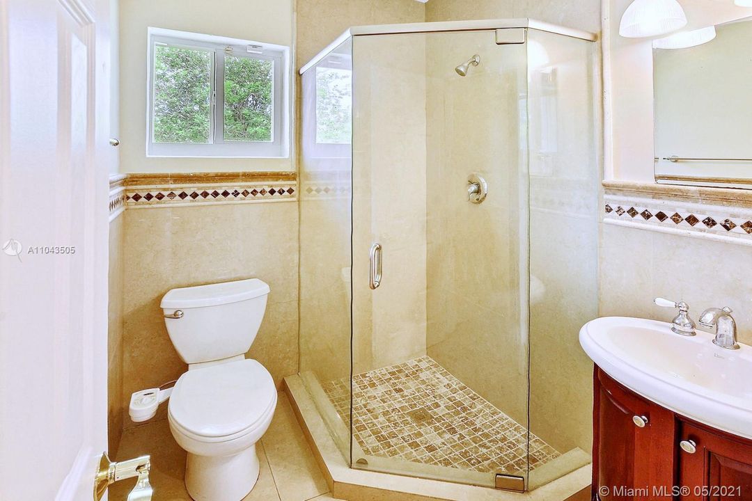 最近售出: $975,000 (5 贝兹, 4 浴室, 3601 平方英尺)