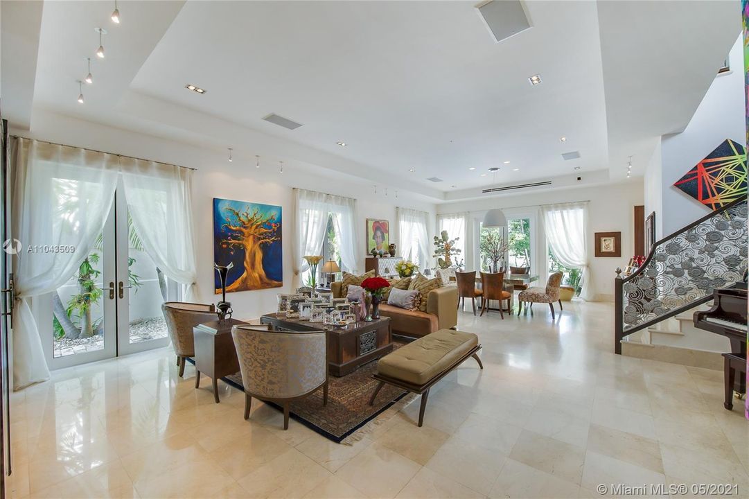 Recently Sold: $2,849,000 (6 beds, 6 baths, 4007 Square Feet)