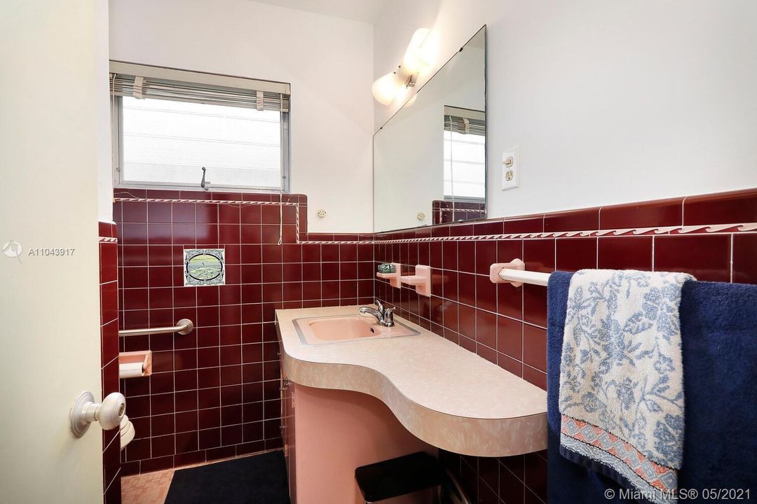 Недавно продано: $1,995,000 (4 спален, 3 ванн, 2392 Квадратных фут)