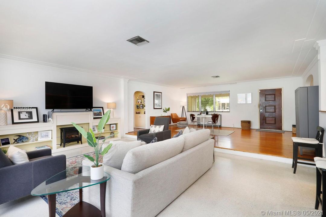 Недавно продано: $1,995,000 (4 спален, 3 ванн, 2392 Квадратных фут)