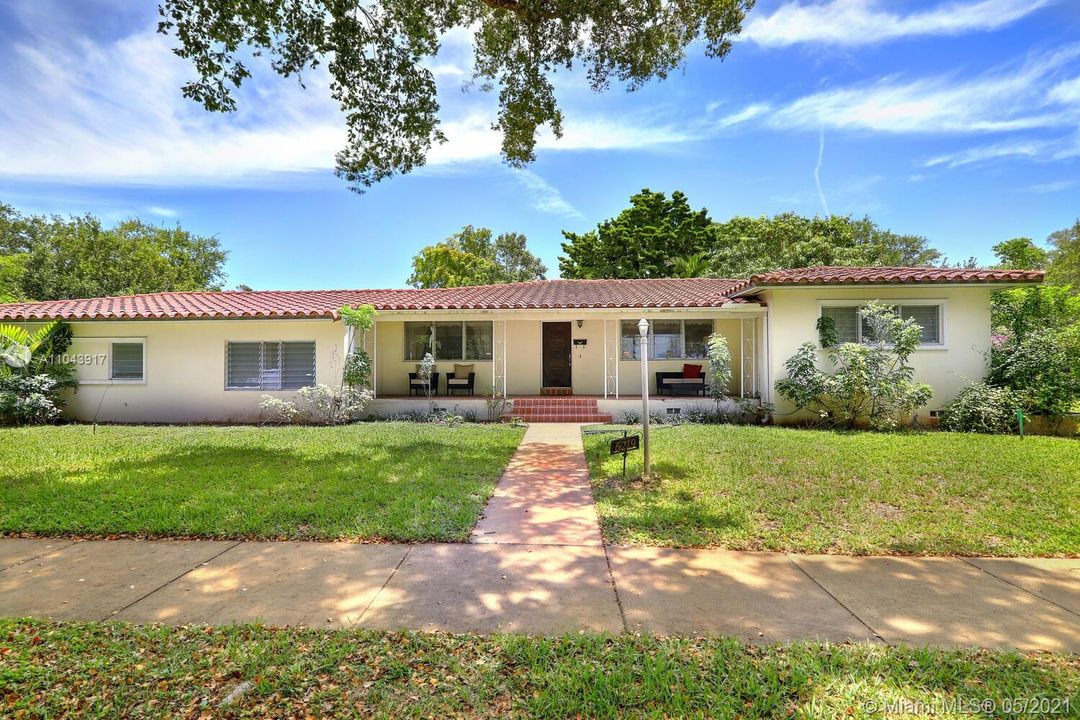 Недавно продано: $1,995,000 (4 спален, 3 ванн, 2392 Квадратных фут)