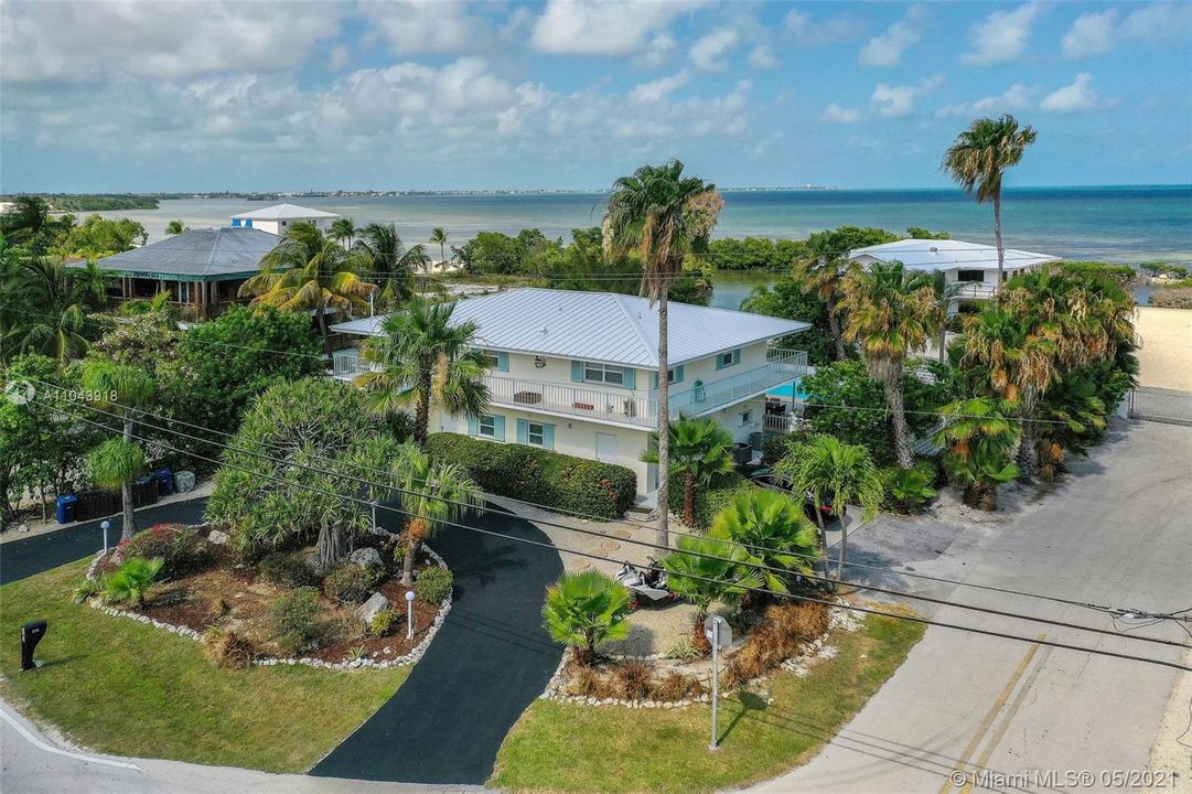 Recently Sold: $1,950,000 (6 beds, 3 baths, 2804 Square Feet)