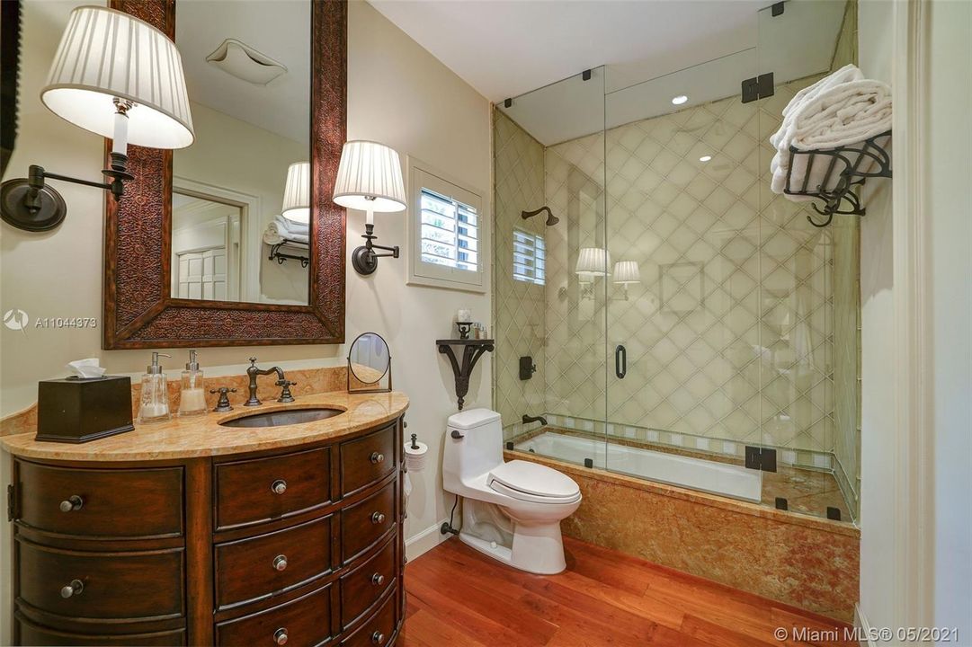 最近售出: $3,485,000 (4 贝兹, 4 浴室, 4627 平方英尺)