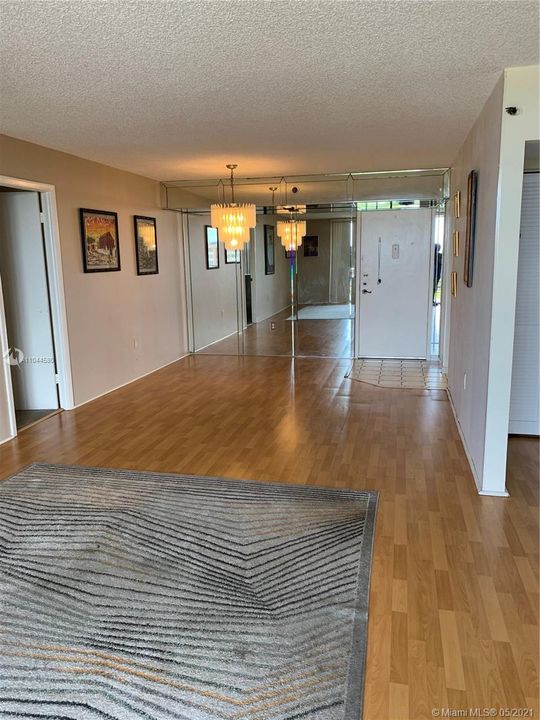 Vendido Recientemente: $139,900 (2 camas, 2 baños, 1100 Pies cuadrados)