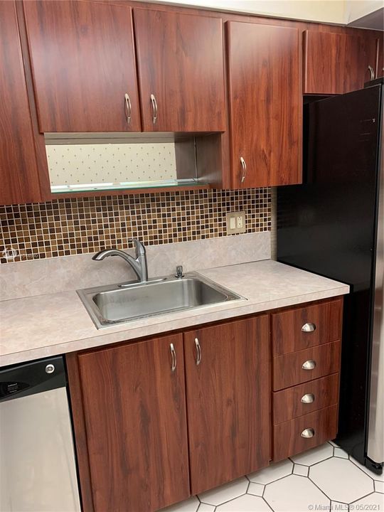 Vendido Recientemente: $139,900 (2 camas, 2 baños, 1100 Pies cuadrados)