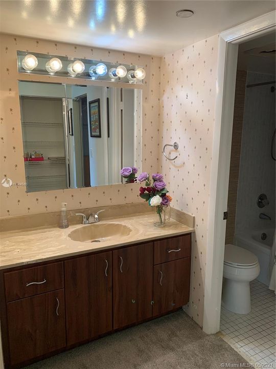 Vendido Recientemente: $139,900 (2 camas, 2 baños, 1100 Pies cuadrados)