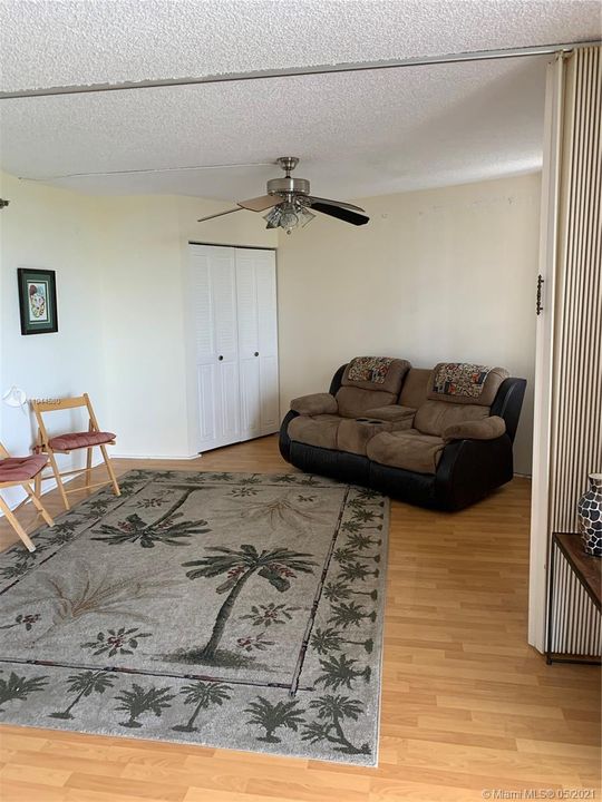 Vendido Recientemente: $139,900 (2 camas, 2 baños, 1100 Pies cuadrados)