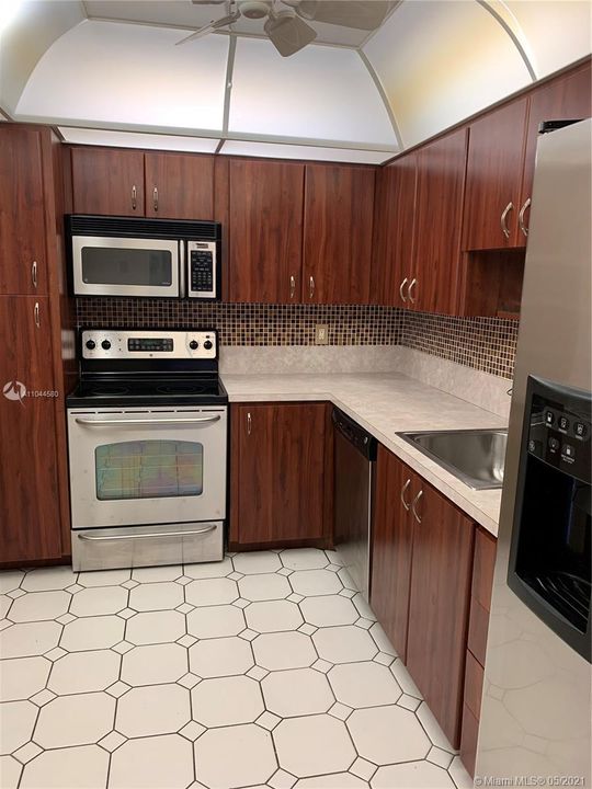 Vendido Recientemente: $139,900 (2 camas, 2 baños, 1100 Pies cuadrados)