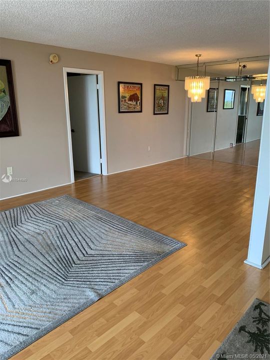 Vendido Recientemente: $139,900 (2 camas, 2 baños, 1100 Pies cuadrados)