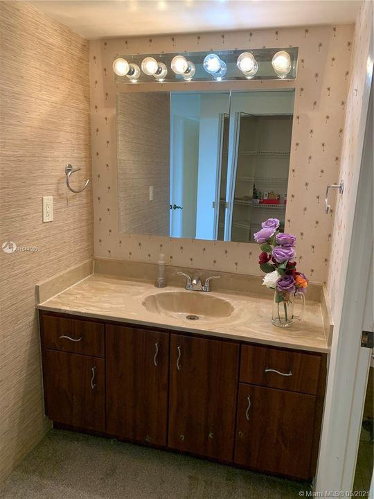 Vendido Recientemente: $139,900 (2 camas, 2 baños, 1100 Pies cuadrados)