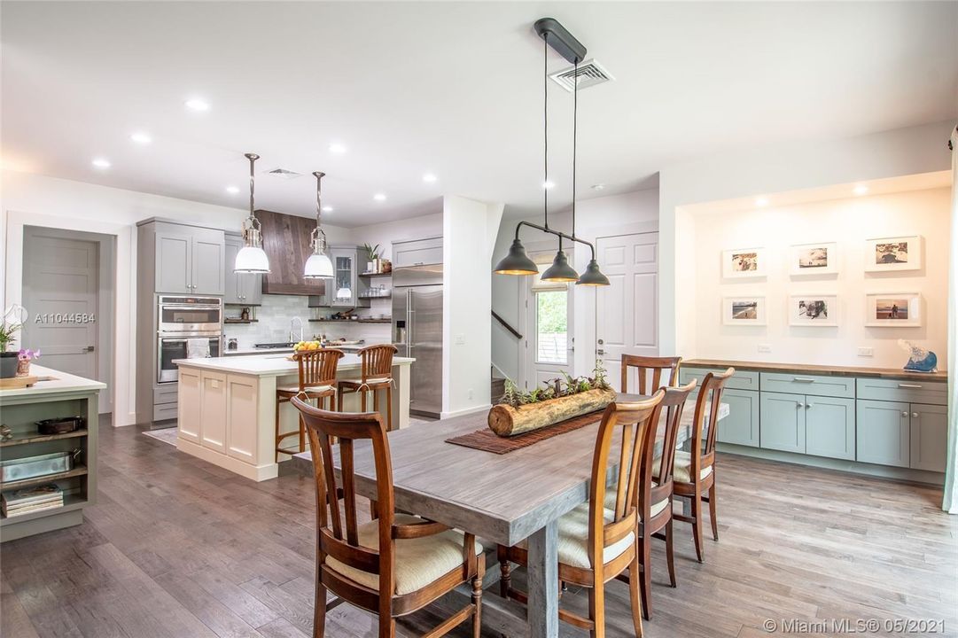 Dining Area & Kitchen