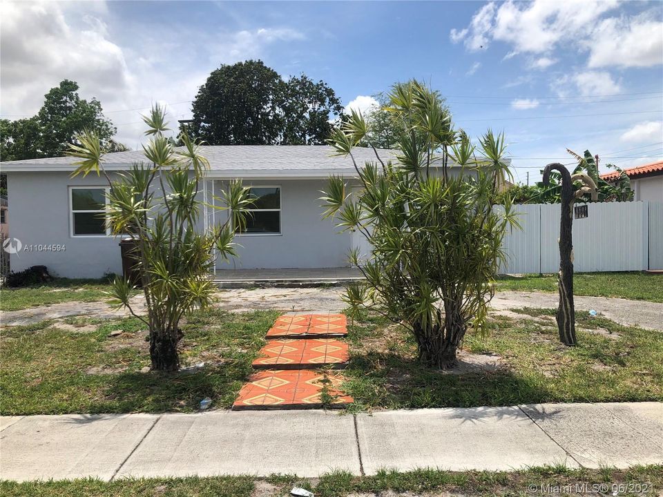 Recently Sold: $435,000 (3 beds, 2 baths, 1128 Square Feet)