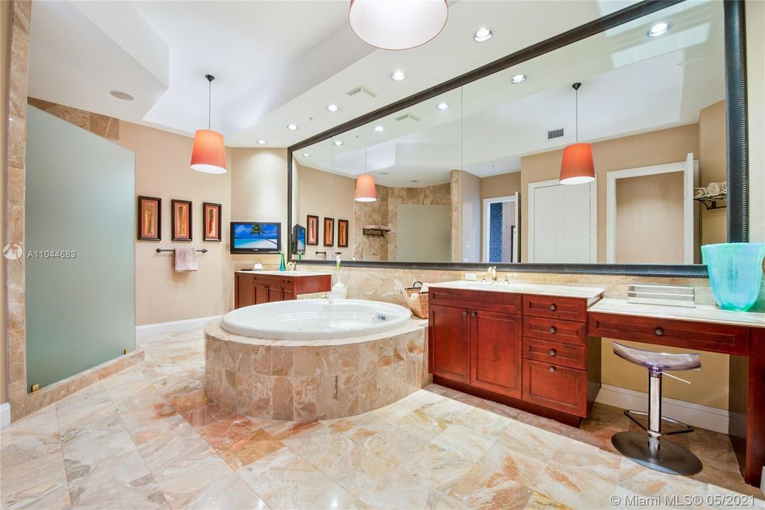 最近售出: $4,250,000 (5 贝兹, 5 浴室, 5944 平方英尺)