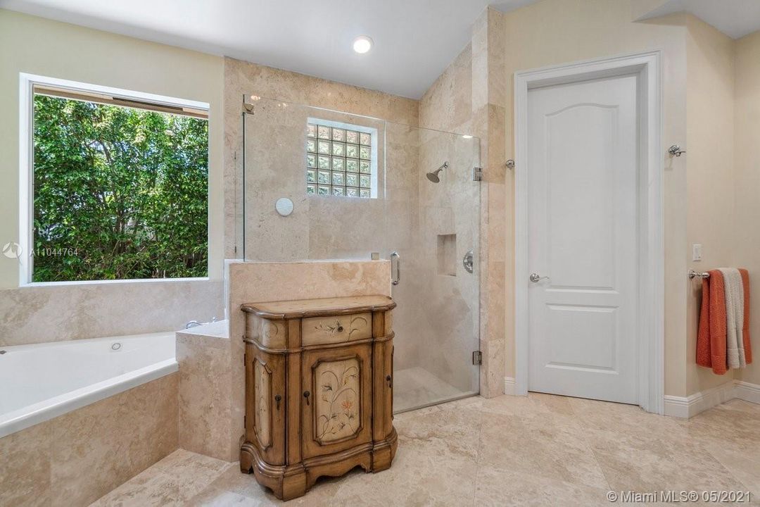 最近售出: $1,995,000 (3 贝兹, 3 浴室, 2389 平方英尺)