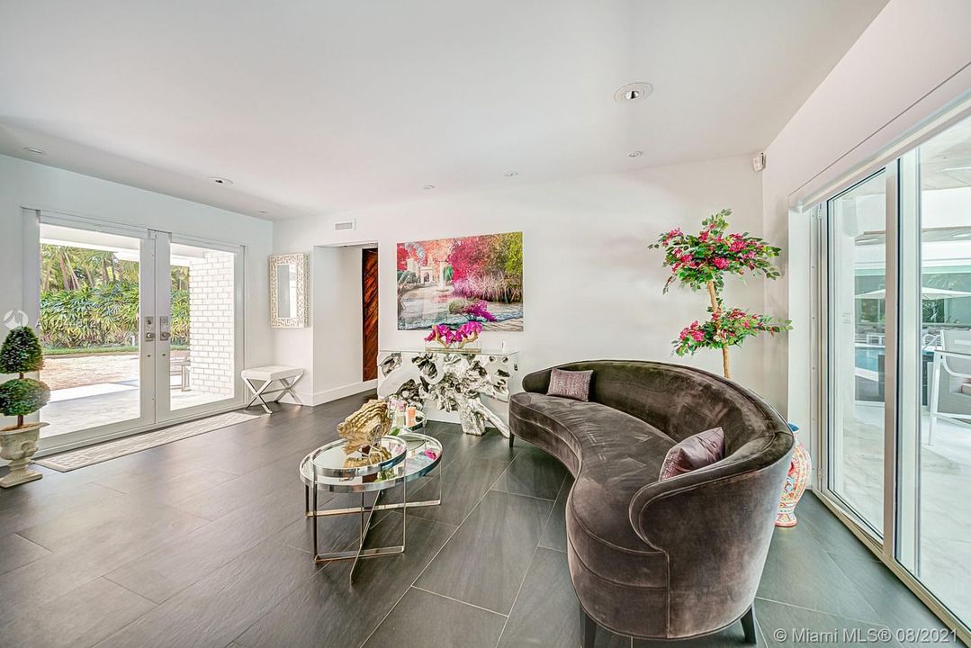 Recently Sold: $3,600,000 (4 beds, 3 baths, 3542 Square Feet)