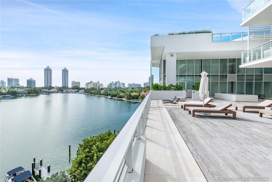 Recently Sold: $2,295,000 (2 beds, 2 baths, 1826 Square Feet)