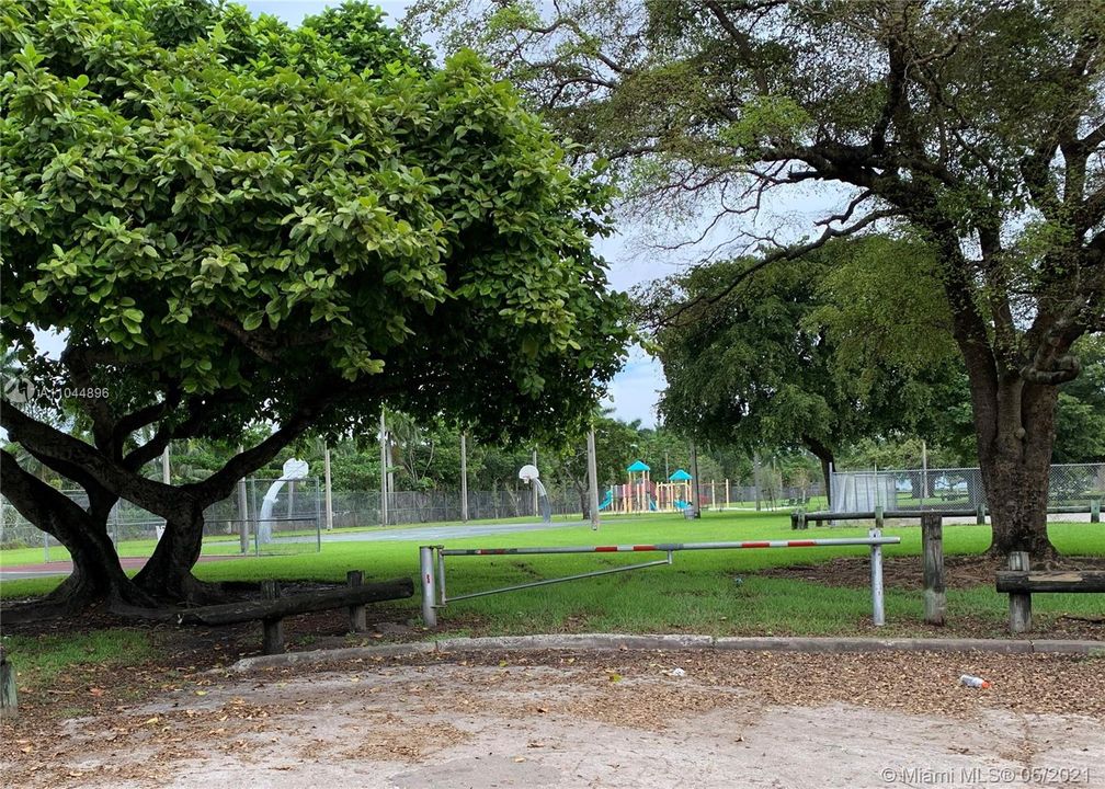 Larchmont Park. Basketball courts, playpen, swing set, and racquetball.