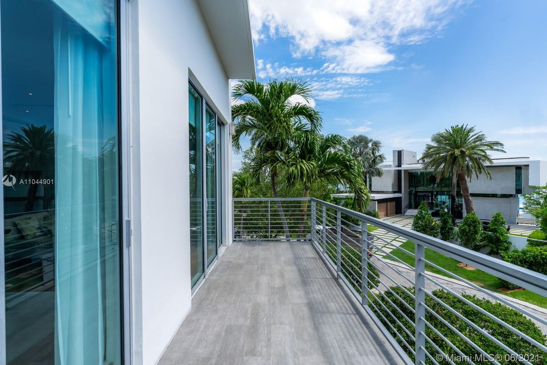 Recently Sold: $6,000,000 (5 beds, 5 baths, 5268 Square Feet)