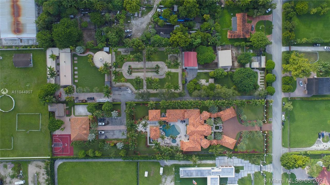 Vendido Recientemente: $7,200,000 (11 camas, 11 baños, 14395 Pies cuadrados)