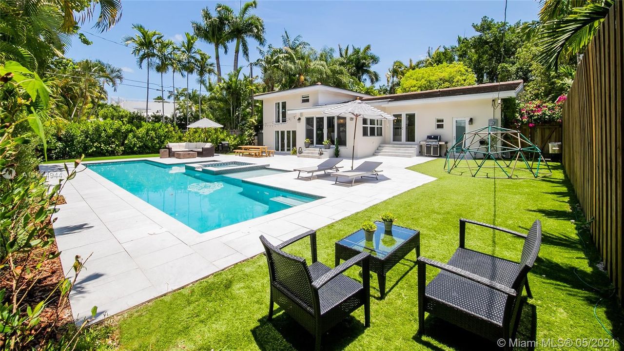 Recently Sold: $1,995,000 (4 beds, 3 baths, 2525 Square Feet)