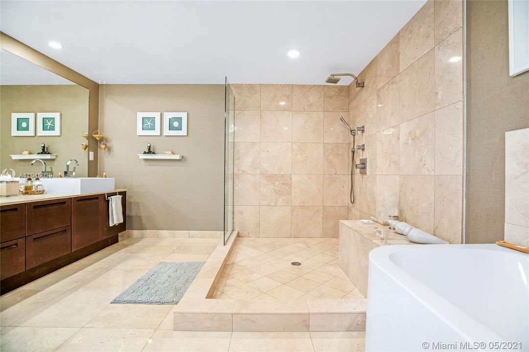 最近售出: $999,000 (3 贝兹, 3 浴室, 2789 平方英尺)