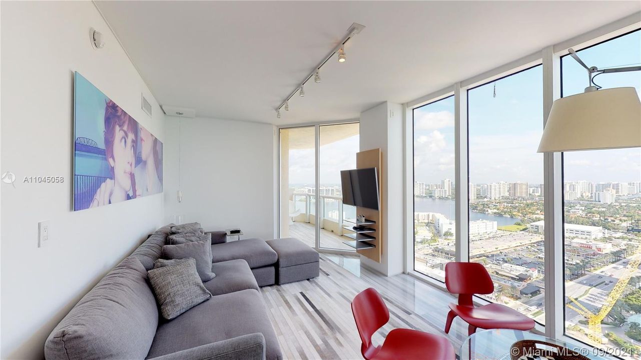 Recently Sold: $3,600,000 (3 beds, 4 baths, 2736 Square Feet)
