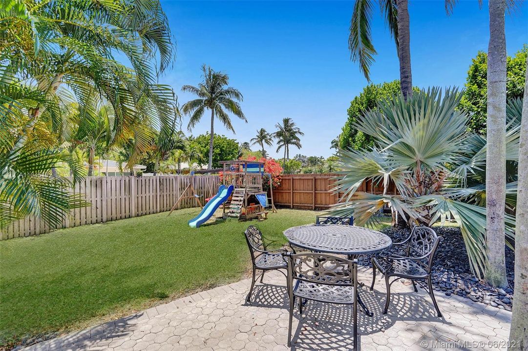 最近售出: $1,299,999 (4 贝兹, 3 浴室, 2548 平方英尺)