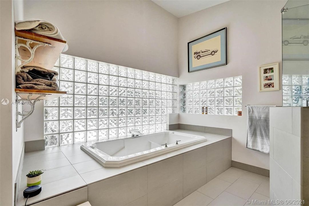 最近售出: $1,299,999 (4 贝兹, 3 浴室, 2548 平方英尺)