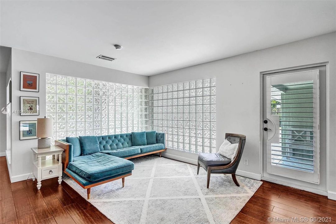 最近售出: $1,299,999 (4 贝兹, 3 浴室, 2548 平方英尺)