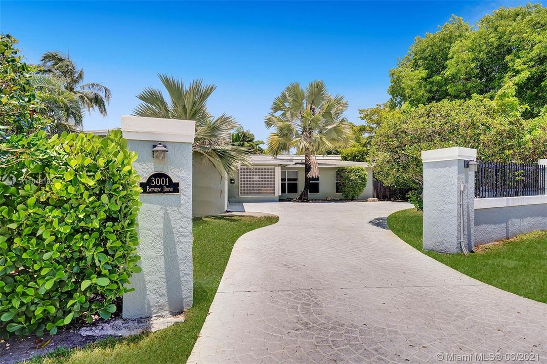 Recently Sold: $1,299,999 (4 beds, 3 baths, 2548 Square Feet)