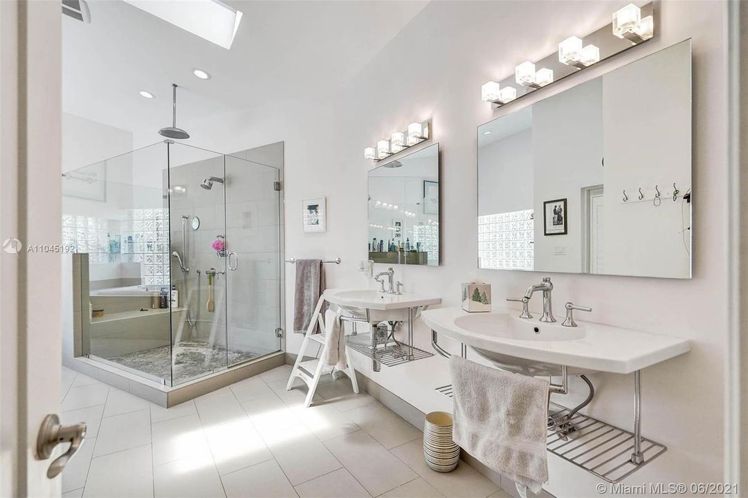 最近售出: $1,299,999 (4 贝兹, 3 浴室, 2548 平方英尺)