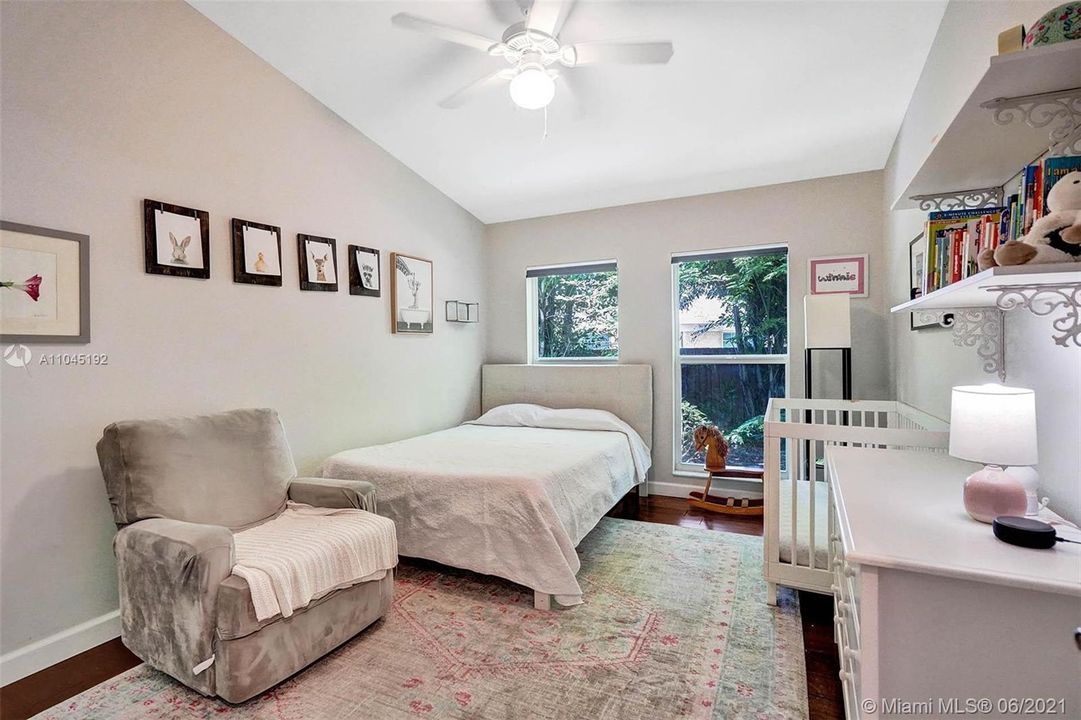 最近售出: $1,299,999 (4 贝兹, 3 浴室, 2548 平方英尺)