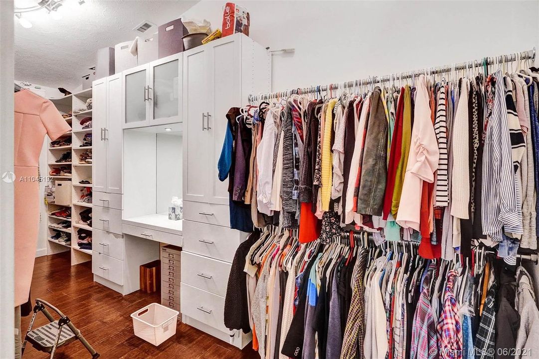 最近售出: $1,299,999 (4 贝兹, 3 浴室, 2548 平方英尺)