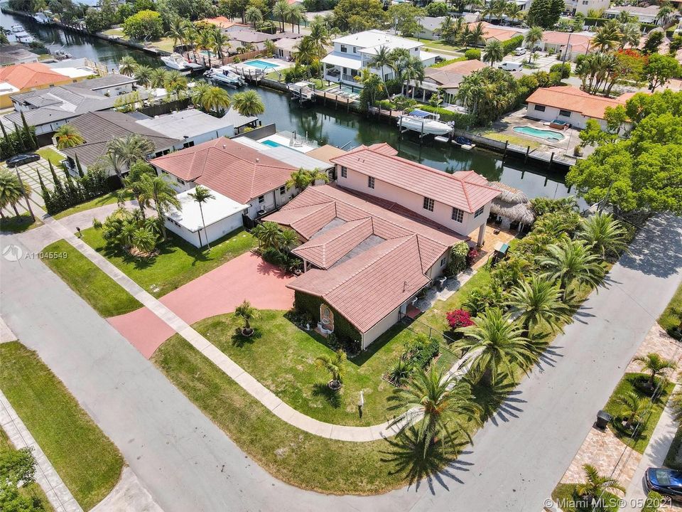 Recently Sold: $2,275,000 (4 beds, 3 baths, 3369 Square Feet)