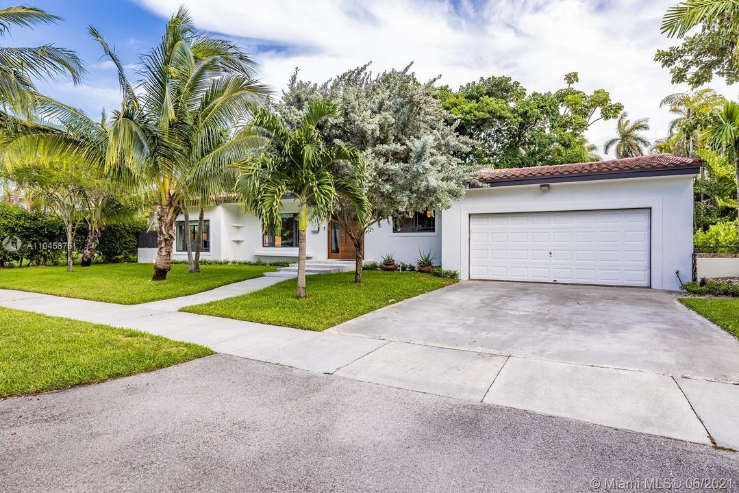 Recently Sold: $878,000 (2 beds, 2 baths, 1496 Square Feet)