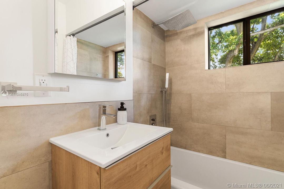Recently Sold: $878,000 (2 beds, 2 baths, 1496 Square Feet)