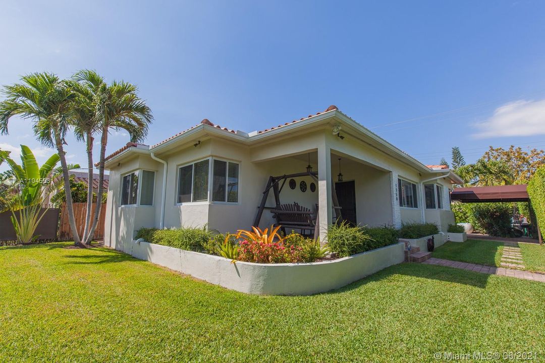 Recently Sold: $879,000 (3 beds, 2 baths, 1442 Square Feet)