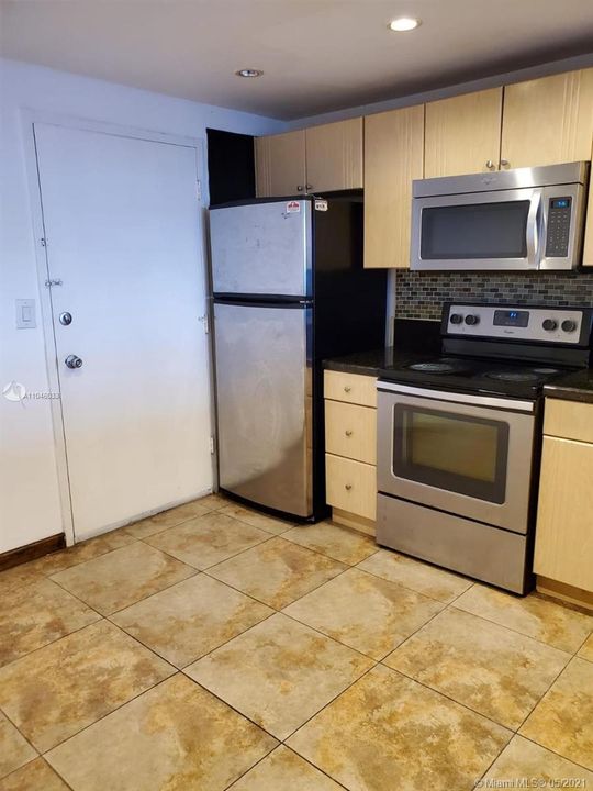 Recently Rented: $1,250 (1 beds, 2 baths, 861 Square Feet)
