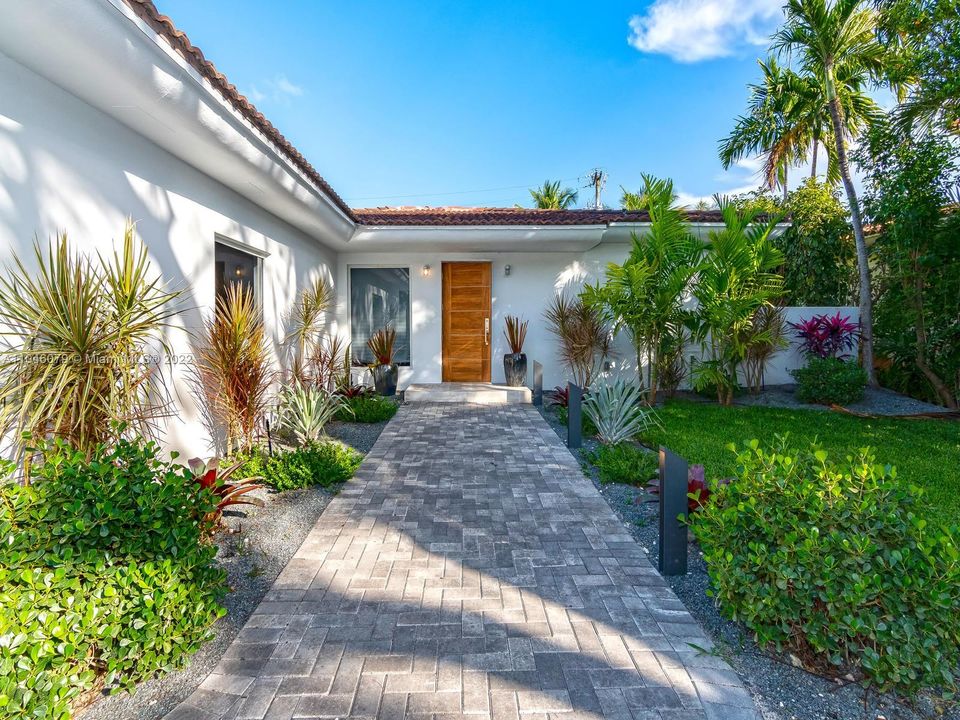 Recently Sold: $1,475,000 (3 beds, 3 baths, 2128 Square Feet)