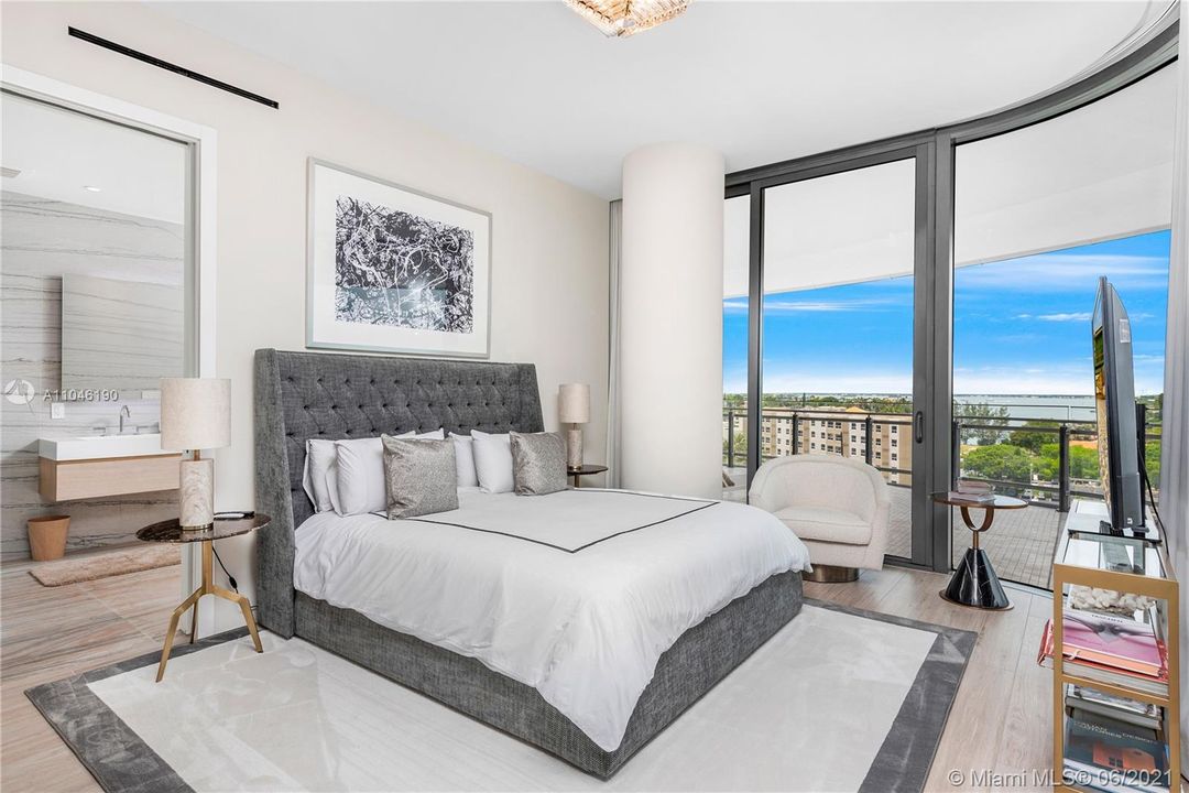 Recently Sold: $3,499,000 (2 beds, 2 baths, 1522 Square Feet)