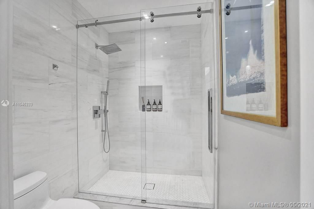 最近售出: $2,999,999 (5 贝兹, 4 浴室, 2968 平方英尺)