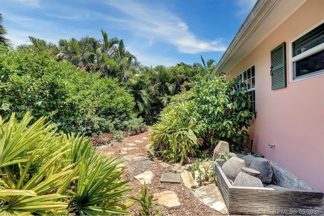 Recently Rented: $2,200 (1 beds, 1 baths, 1805 Square Feet)