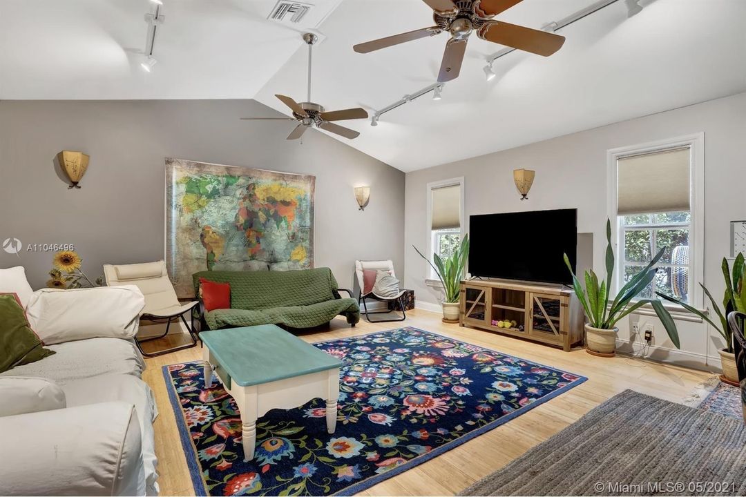 Recently Rented: $2,200 (1 beds, 1 baths, 1805 Square Feet)